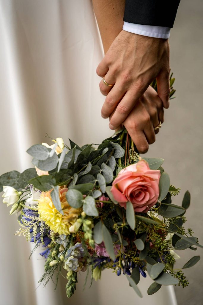 nærbilde av brudebukett med blomster i myke farger