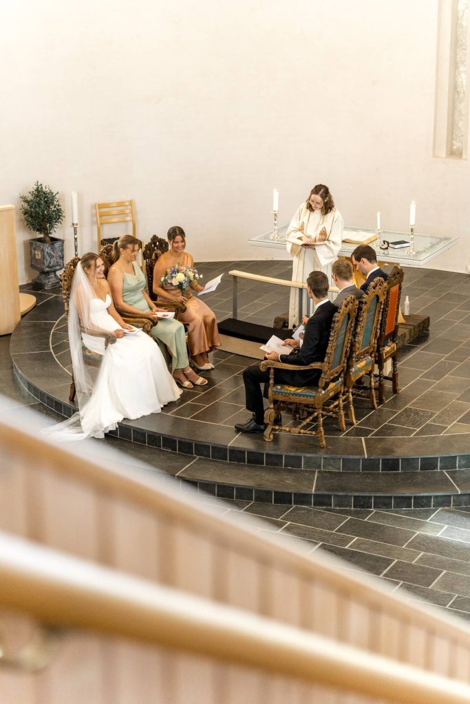 vielse i Såner kirke i Vestby med brudepar og gjester
