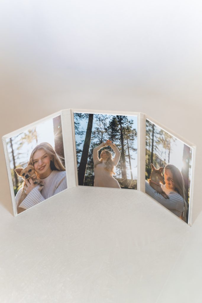 Folio med tre stående portrettbilder fra fotografering, vist som eksklusivt fotoprodukt med sammenleggbare bilder